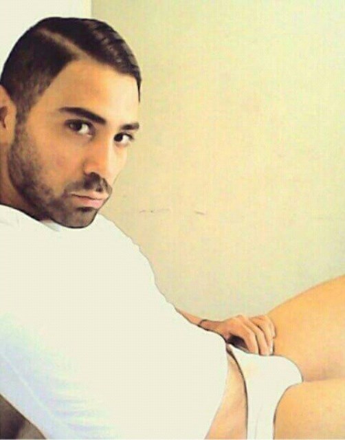 Borsello, mutanda bianca, canottiera, quello che le donne odiano